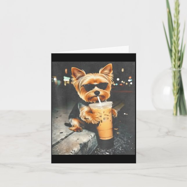 Rolig yorkie dricker iskaffe söt hund meme kort (Framsida)