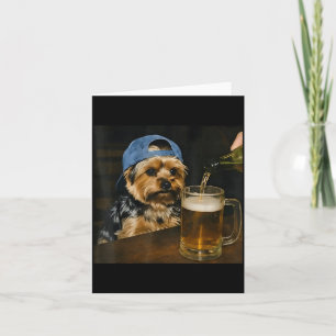 Rolig Yorkie Dricker Öl Söt Hund Meme Humor Kort