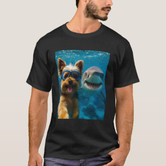 Rolig Yorkshire Terrier Hund Selfie med Haj Ocean T Shirt