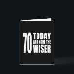 Roliga 70th födelsedagar: 70 i dag och inga det kort<br><div class="desc">En ny design för 2013 och del av min serie av gåvor som specifikt skapas för födelsedagar. Jag gillar egentligen det roligt, realitethumor i denna design. Bokstäver är stor, djärv och säker. Designen kommer i ett primat av två färgintriger: svart & vit och rosor & vit. Jag tänker att den...</div>