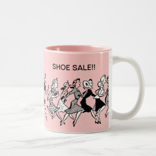 Roliga damer skor shoppingkaffe koppar