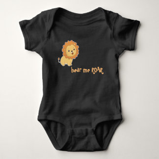Roliga den lejona babysvartbodysuiten hör mig t shirt