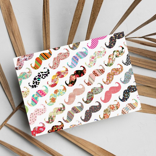 Roliga flickaktigt färgrika mönstermustascher vykort (Funny Girly Colorful Patterns Mustaches )