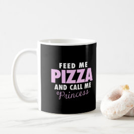 Roliga flickor matar mig Pizza och appell mig Kaffemugg