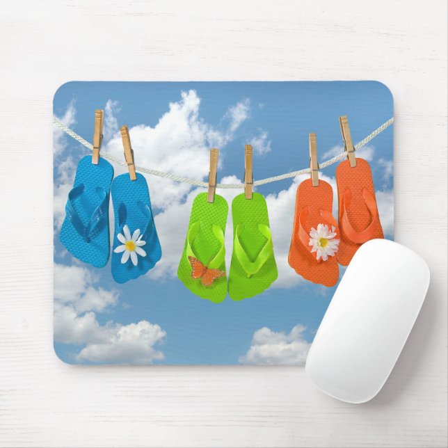 Roliga flip-flops på tvättlina musmatta (Med mus)