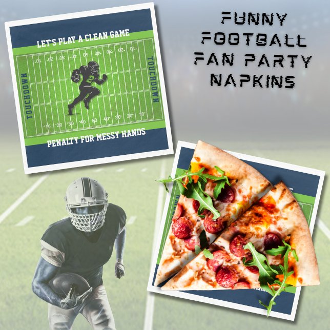 Roliga fotbollspartynappar för grillfester på matc pappersservett (Navy and green football field napkins featuring funny 'Penalty For Messy Hands' text)