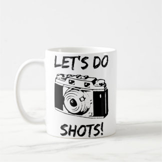 Roliga fotograferingsbilder med Let's Do Shots Kaffemugg