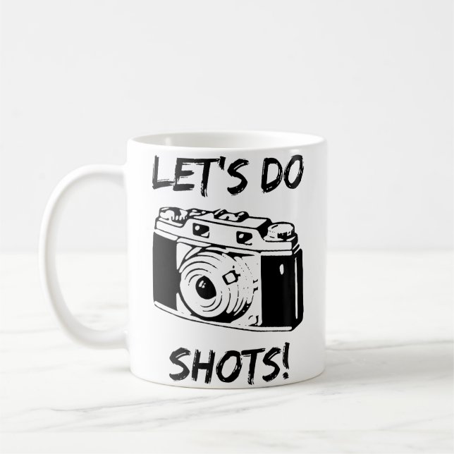 Roliga fotograferingsbilder med Let's Do Shots Kaffemugg (Vänster)