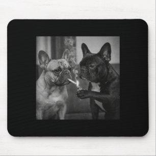 Roliga franska Bulldoggar som röker Musmatta