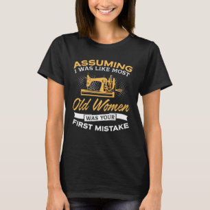 Roliga gammala kvinnor som syr älskare t shirt