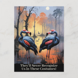 Roliga Halloweenflamingos som bär gammultkostymer Helg Vykort