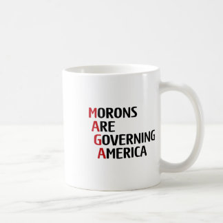 Roliga idioter styr Amerika Anti Trump Poli Kaffemugg