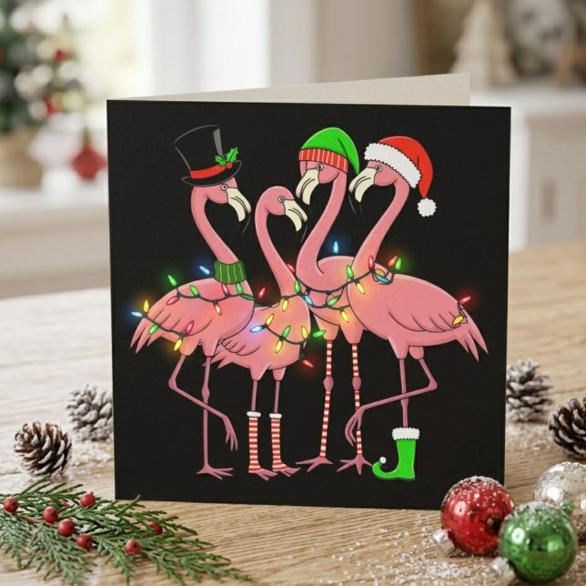 Roliga julflamingos i tomteluvor och ljus helg vykort (Skapare uppladdad)