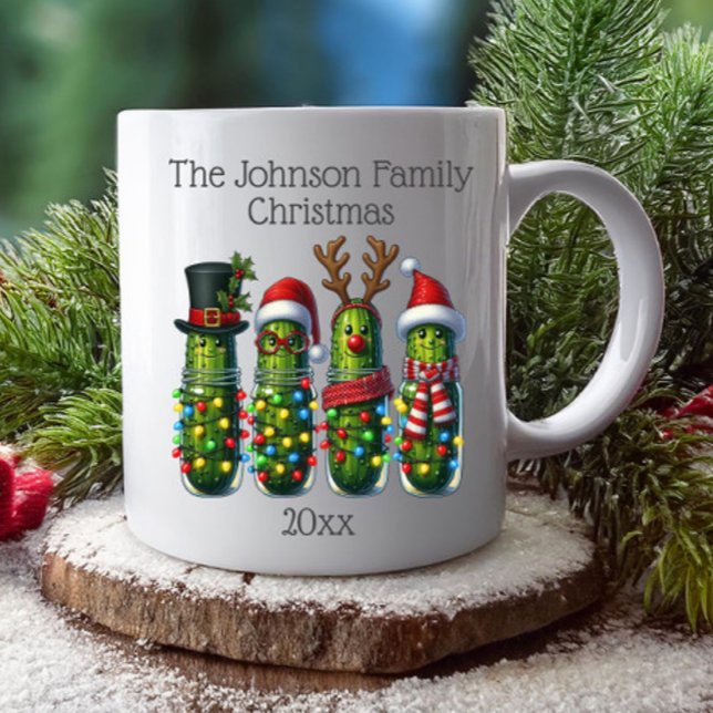 Roliga julgurkor familjenamn kaffemugg (Funny Christmas pickles family name and date mug for the holidays)