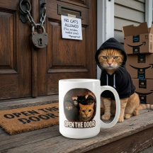 Roliga katter i hoodie öppnar dörren