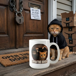 Roliga katter i hoodie öppnar dörren kaffemugg