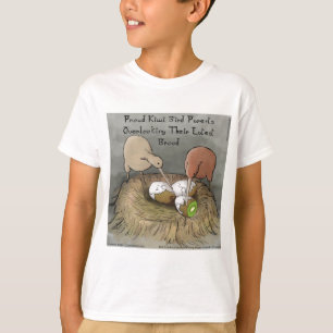 Roliga kiwifåglar som passar sin frukt tee shirt