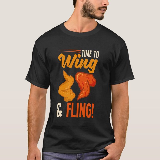 Roliga Kycklingvingar Vinge & Fling Kycklingvinge T Shirt (Framsida)