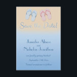 Roliga moderna strandflipflops sandaler Spara datu Inbjudningar<br><div class="desc">En rolig,  modern Bröllop Spara datumet meddelande som har en avkopplad,  strandresort känsla. Simulerad sand och surf ger bakgrunden till snygga blå och rosa flipflops sandaler på toppen av kortet.</div>