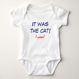 Roliga Onsie - babyen klandrar katten! T-shirt