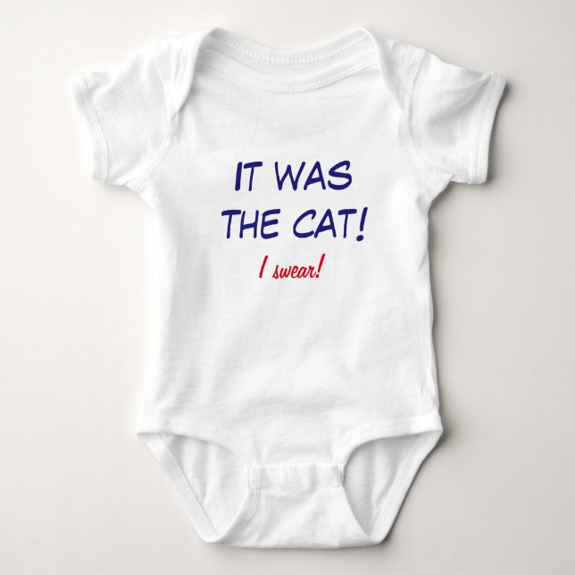 Roliga Onsie - babyen klandrar katten! T-shirt (Framsida)
