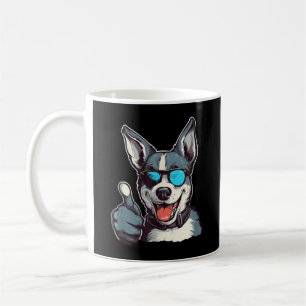 Roliga solglasögon hund med tummen upp kaffemugg