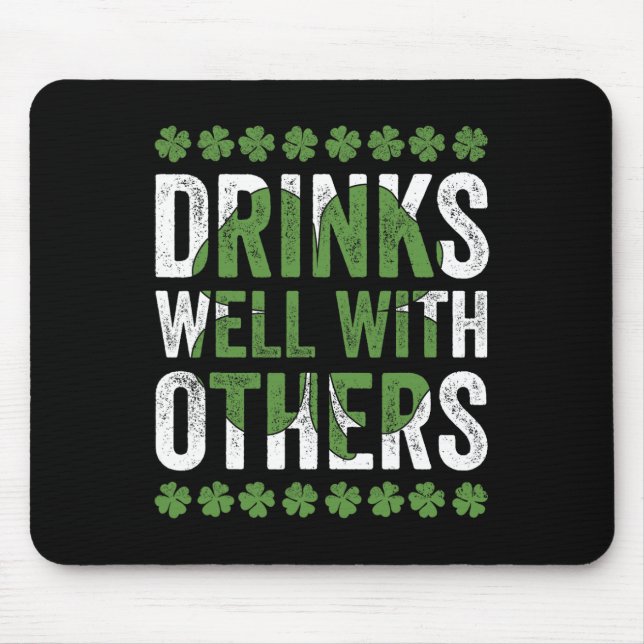 Roliga St Patricks Day-drycker går bra med andra ö Musmatta (Framsidan)