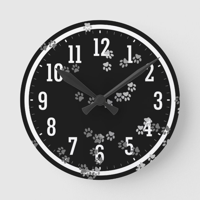 Roliga traces av hundfotväggen tar tid på rund klocka (Framsida)