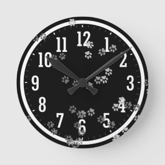 Roliga traces av hundfotväggen tar tid på rund klocka