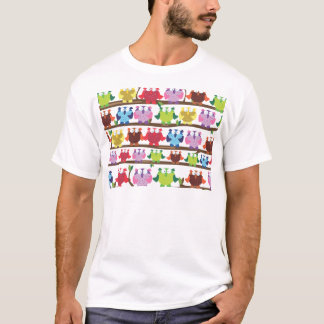 Roliga ugglor som sitter på ett grenmönster tee shirt