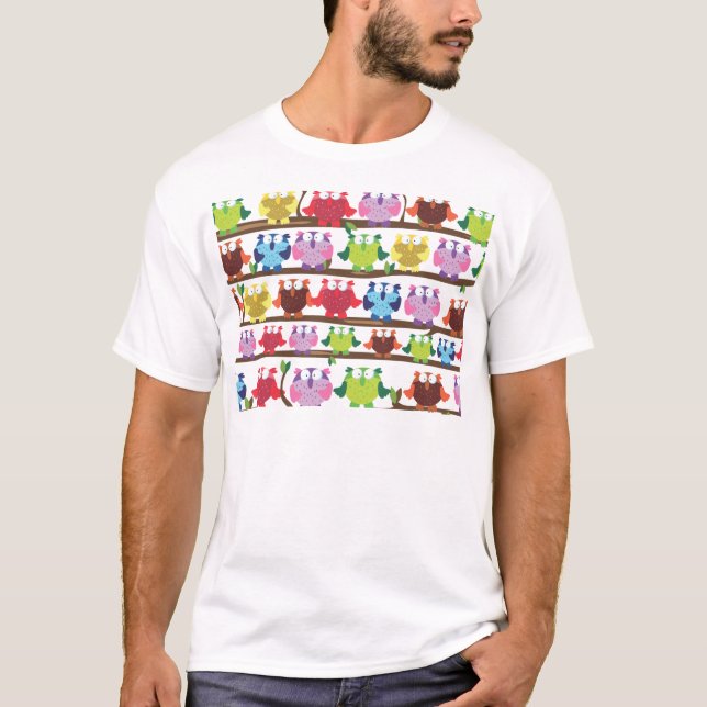 Roliga ugglor som sitter på ett grenmönster tee shirt (Framsida)