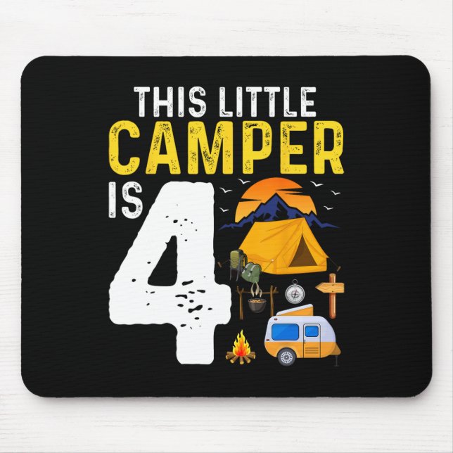 Roligt 4-års campingfödelsedag för barn Camper Äls Musmatta (Framsidan)