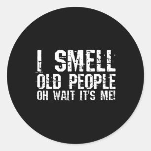 Roligt 50:e födelsedagsgag Gift I Smell Old People Runt Klistermärke