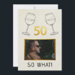 Roligt 50 Så Vad Anpassad Foto Födelsedag Julkort<br><div class="desc">Fira de stora 50 med ett skratt! Detta humoristiska 50-årsfödelsedagskort har eleganta vin-glas-konturer, en djärv gyllene '50' och det lekfulla uttrycket 'SO WHAT!'. Den anpassningsbara fotonramen låter dig lägga till en personlig bild, vilket gör det till ett unikt och minnesvärt kort för vänner eller familj som omfamnar sin milstolpe födelsedag...</div>