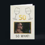 Roligt 50 Så Vad Anpassad Foto Födelsedag Kort<br><div class="desc">Fira de stora 50 med skratt! Detta humoristiska 50-årsfödelsedagskort har eleganta vinrutformade glas, en djärv gyllene '50' och det lekfulla uttrycket 'SO WHAT!'. Den anpassningsbara fotoramen låter dig lägga till en personlig bild, vilket gör det till ett unikt och minnesvärt kort för vänner eller familj som omfamnar sin milstolpe födelsedag...</div>