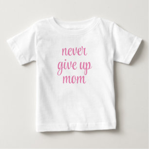 Roligt anpassningsbart text för mamma ger aldrig u t shirt