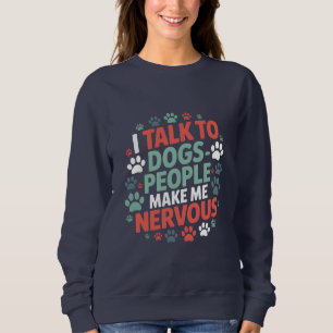 Roligt att jag pratar med hundar Människor gör mig T Shirt
