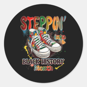 Roligt att kliva in i Black History Month-skor i j Runt Klistermärke