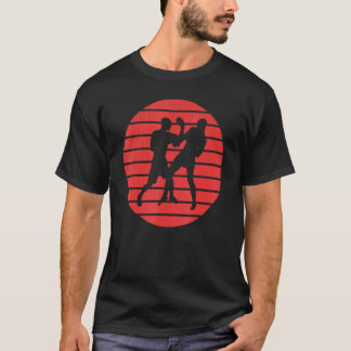 Roligt av Boxers Silhouette på ett rött solnedgång T Shirt
