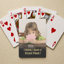 Roligt barn förvånat över Royal Flush Foto Present
