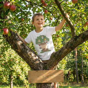 Roligt Barn som spelar i Apple Träd T Shirt