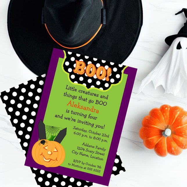 Roligt Barns Halloween-födelsedag Inbjudningar (Celebrate a Halloween birthday with this cute BOO and pumpkin invitation.)