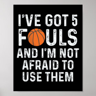 Roligt Basketball Player Ringar 5 Fouls Poster