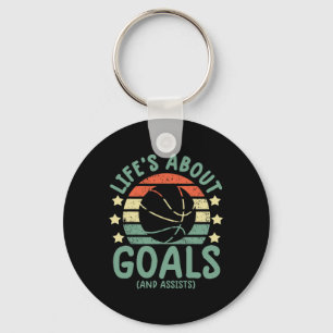 Roligt basketbollpojkar lever med mål och assisten nyckelring
