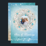 Roligt Beach Photo Coastal Julutandning Julkort<br><div class="desc">Skapa din egen vackra personlig med tre foton på strandjulet! Raphaela Wilson har en unik vattenfärgad julkrans - stranden stil med vita stjärnfiskstrand, blå snäcka helgdag, träd lökar, vit rustik sträng ljus, guldsand och fredligt hav vinkarare.. Hela stil-konsten, från stranden som inspirerade till julkrans till många av de små detaljerna,...</div>
