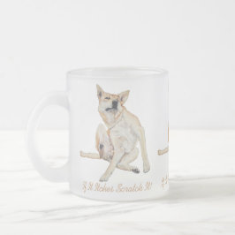 roligt bild av kliande hund med slogan frostad glasmugg