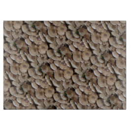 roligt bild av svampar med färska knappar