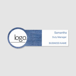 ROLIGT BLUE DENIM JEAN MED ANSTÄLLD LOGOTYP NAMNBRICKA