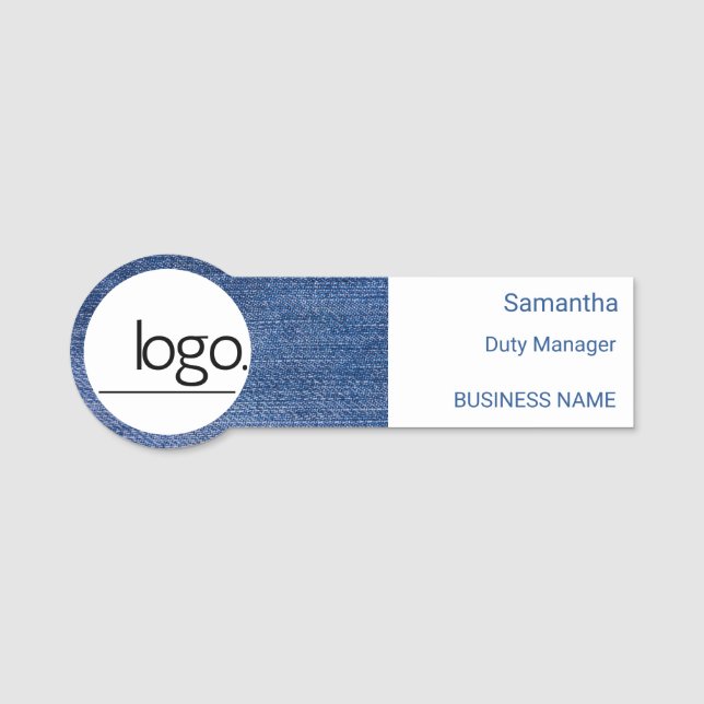 ROLIGT BLUE DENIM JEAN MED ANSTÄLLD LOGOTYP NAMNBRICKA (Framsida)