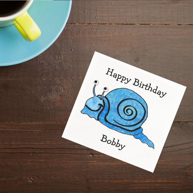 Roligt Blue Tecknad Birthday Sleende Snigel Pappersservett (Smiling cute cartoon blue snail on white Happy Birthday napkins.)
